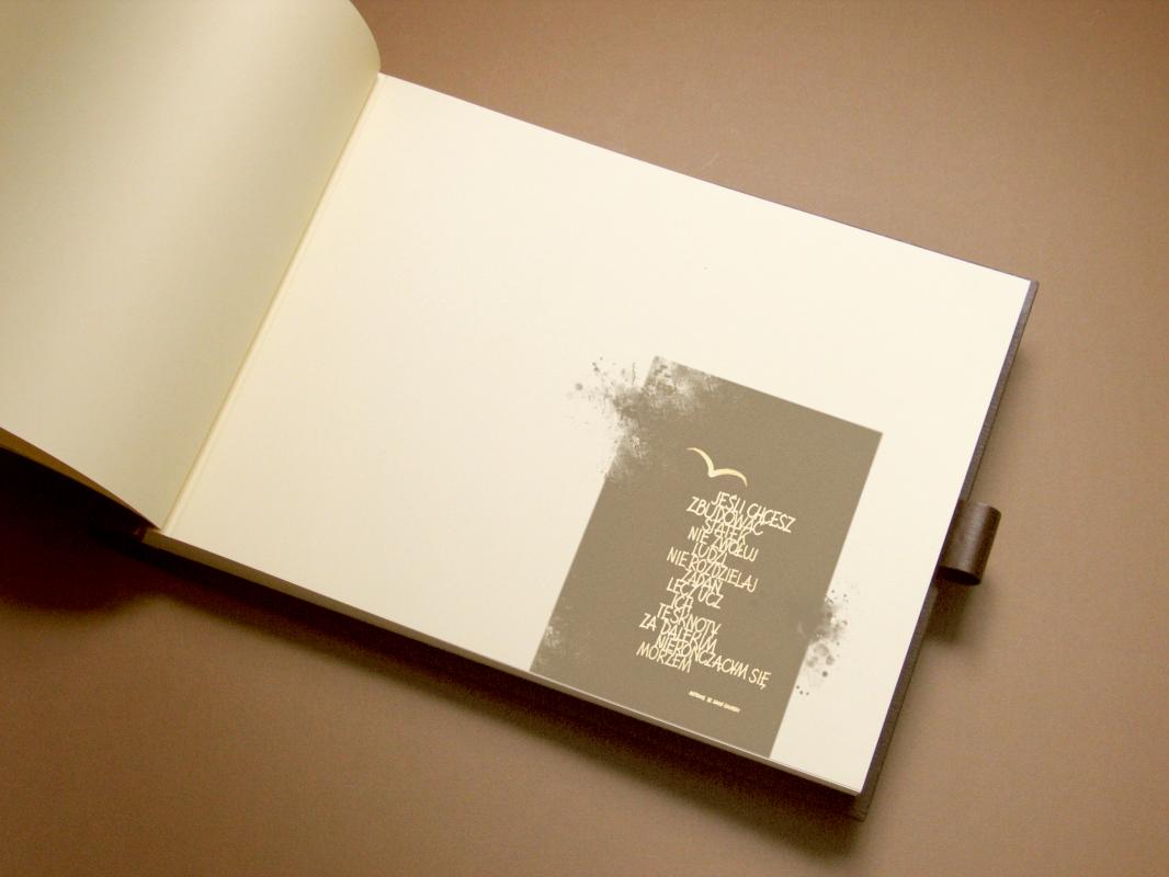 Karneol K-06.P-03.16 • Element graficzny z kaligrafią na stronie tytułowej księgi. 