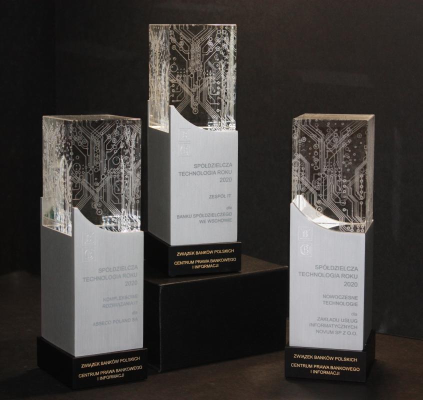 Karneol K-07.P-01.06 • Nagroda – statuetka Spółdzielcze Technologie Roku z metalu i szkła kryształowego.